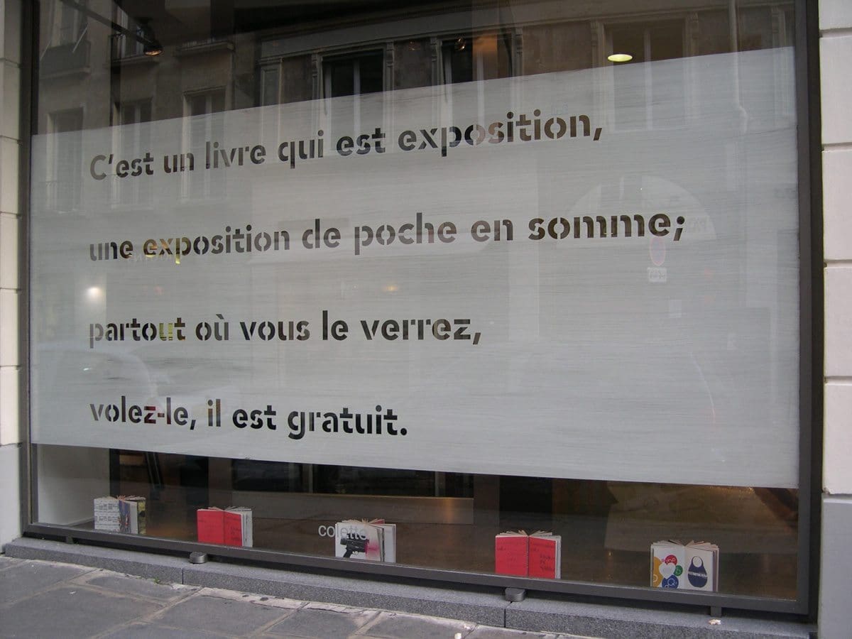 Vitrine du concept store colette pour le lancement du livre Conversation avec IchetKar Pif et Sp millot 