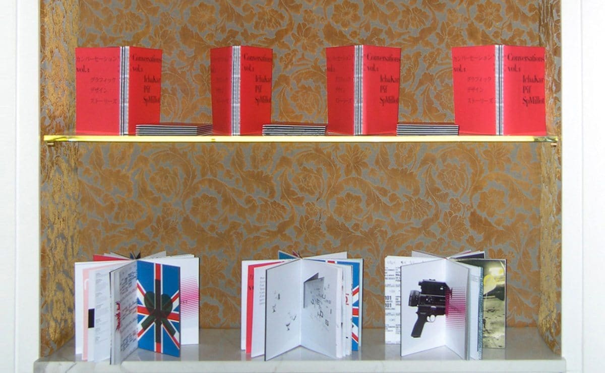 Les livres Conversations Vol1, sur une étagère, discussion entre IchetKar, Pif et Sp Millot est en lecture ouverte au Sketch, le restaurant étoilé de Londres