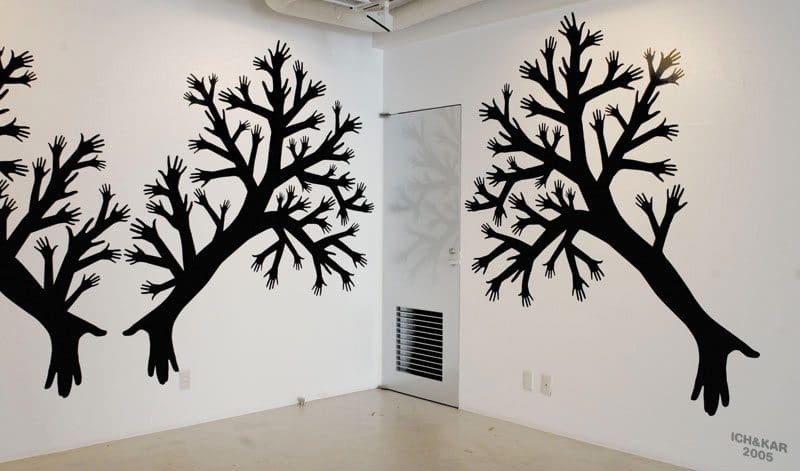 Le wallsticker de l'arbre a mille main sur les mur de l'exposition Ich&Kar’s diary à la Speak for Gallery à Tokyo