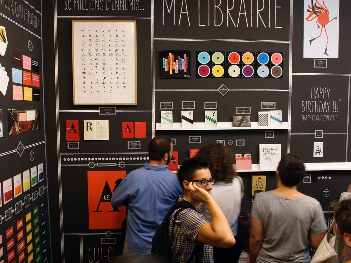 Exposition à la galerie Sometimes Studio, Ichetkar présente dans une salle recouverte de papier peint tous ces produits accrochés au mur. Scénographie IchetKar