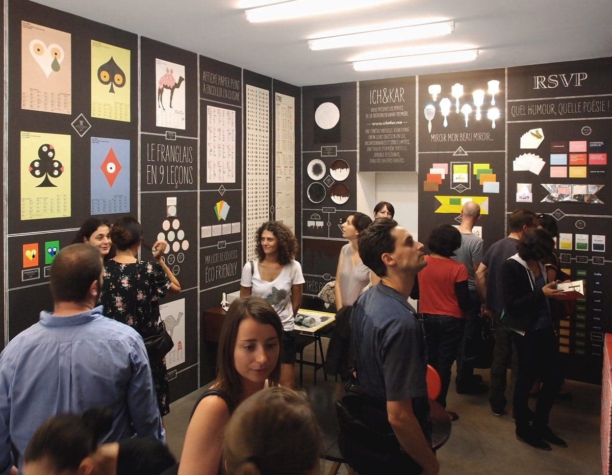 Exposition à la galerie SometimesStudio, Ichetkar présente dans une salle recouverte de papier peint tous ces produits accrochés au mur. Scénographie IchetKar