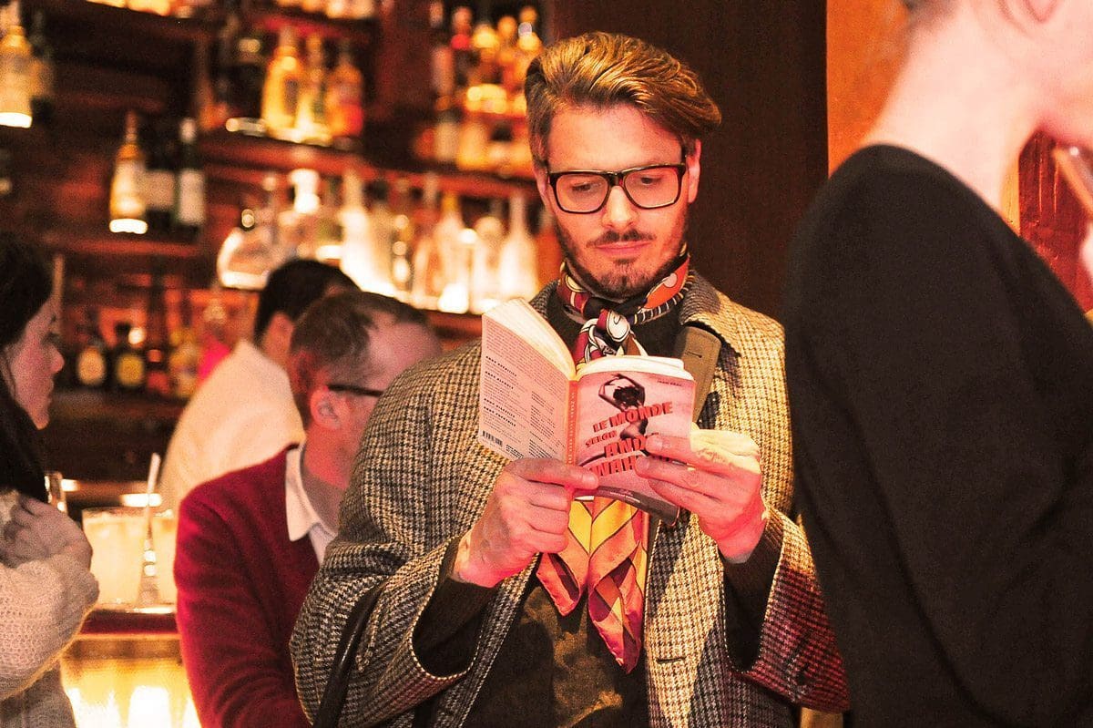 Vincent sans Tania, en pleine lecture du roman "Le monde selon Andy Wahloo".