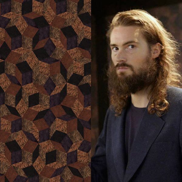 Papier peint aux tons noir et marron façon marqueterie de liège. Motif géométrique inspiré par les pavages de Penrose. Dessiné par Ich&Kar pour le parfumeur Barnabé Fillion.