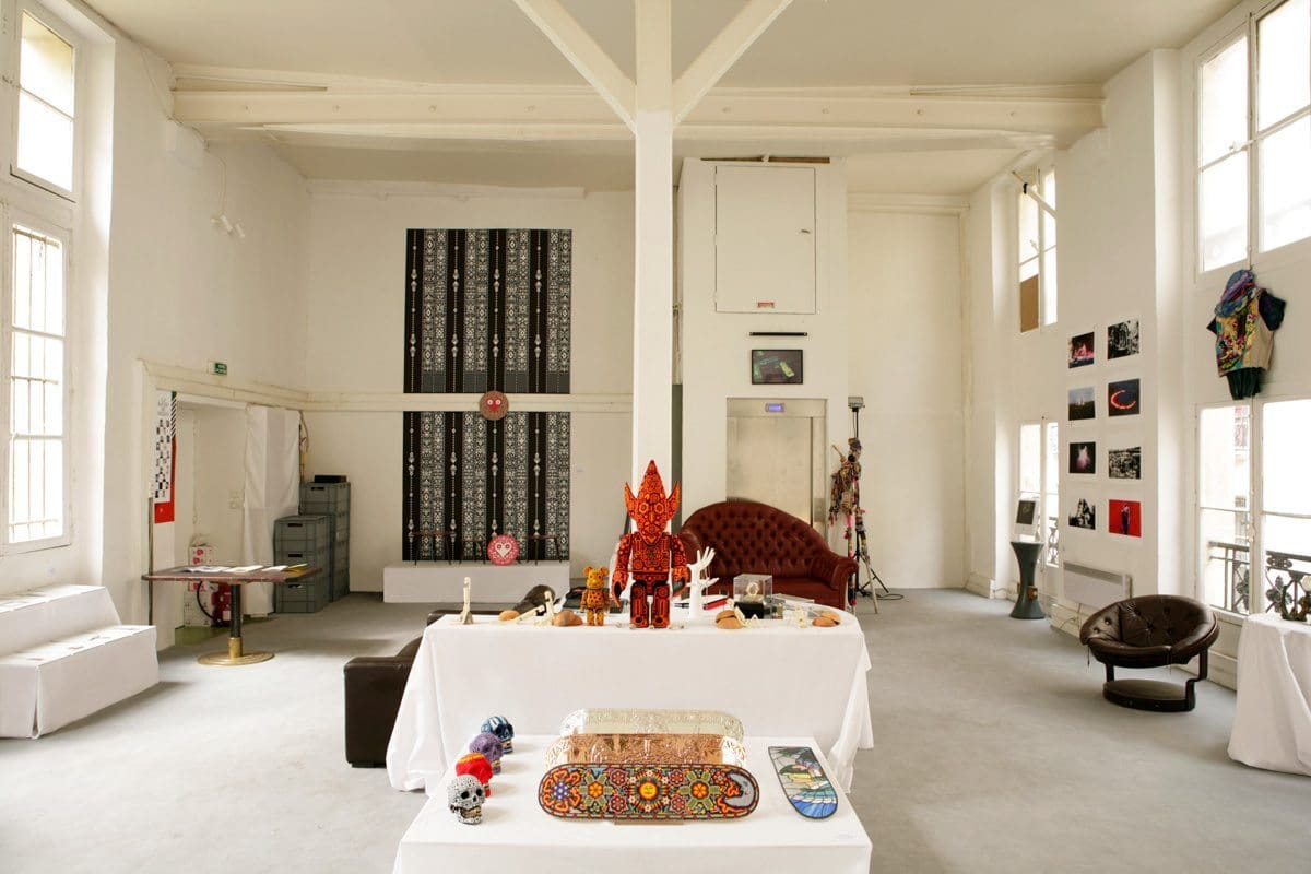 Exposition La bande de Mexico, Paris Design Week 2014, papiers peints design noir Mariachi et tables basses Pokerface d'Ich&Kar