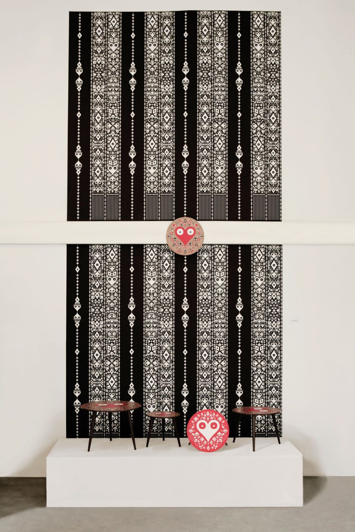 Exposition La bande de Mexico, Paris Design Week 2014. Wallpapers Mariachi et petites tables basses Pokerface rondes signés Ich&Kar.