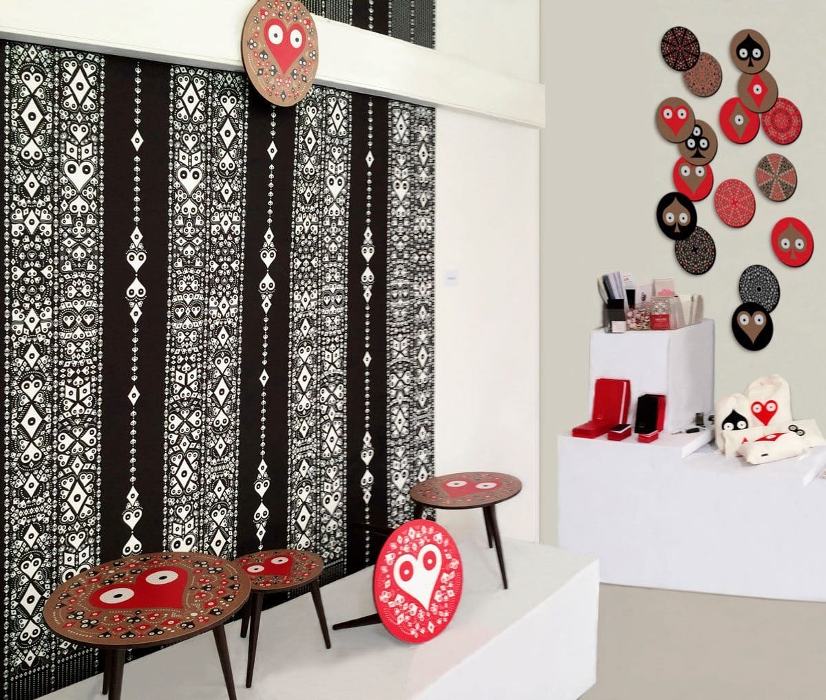 Exposition La bande de Mexico, Paris Design Week 2014, papiers peints, petites tables basses rondes Pokerface et papeteries signés Ich&Kar.