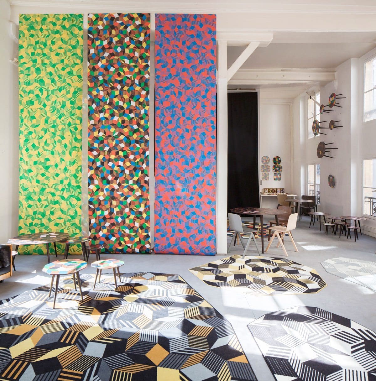Exposition Penrose Project, Ich&Kar - Bazartherapy, Paris Design Week 2015, installation monumental de papiers peints aux motifs géométriques et tapis graphique aux contours irréguliers, restaurant Le Derrière