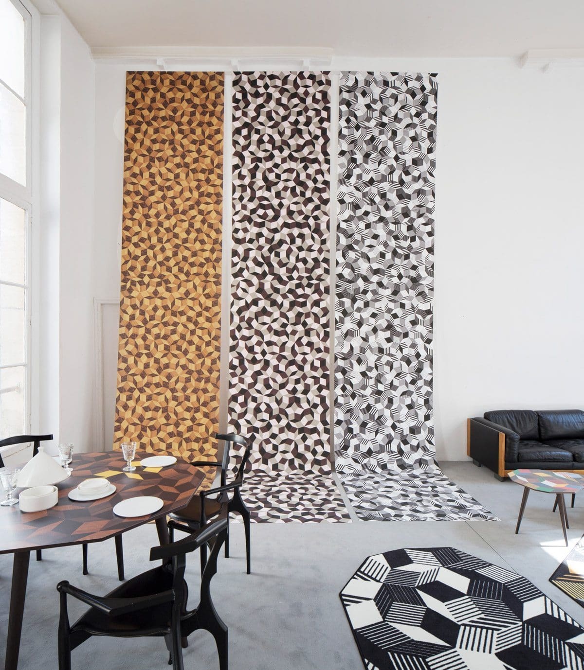 Exposition Penrose Project, Ich&Kar - Bazartherapy, Paris Design Week 2015, lés de papiers peints aux motif géométrique et table à manger Summer Wood, restaurant Le Derrière