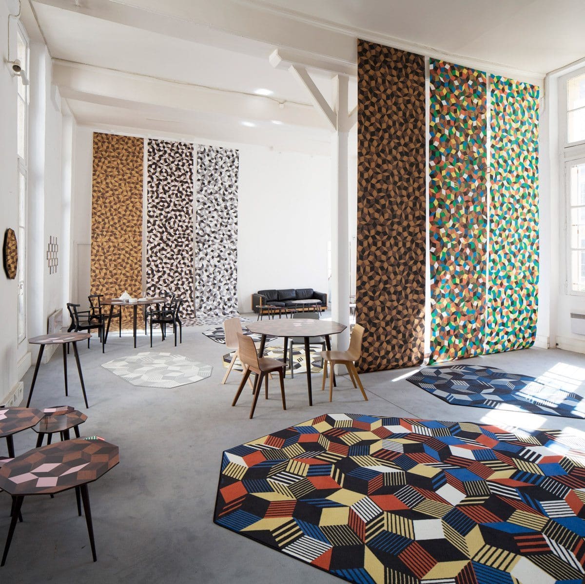 Exposition Penrose Project, Ich&Kar - Bazartherapy, Paris Design Week 2015, tables et tapis aux motifs géométriques, installation vertigineuse de papiers peints