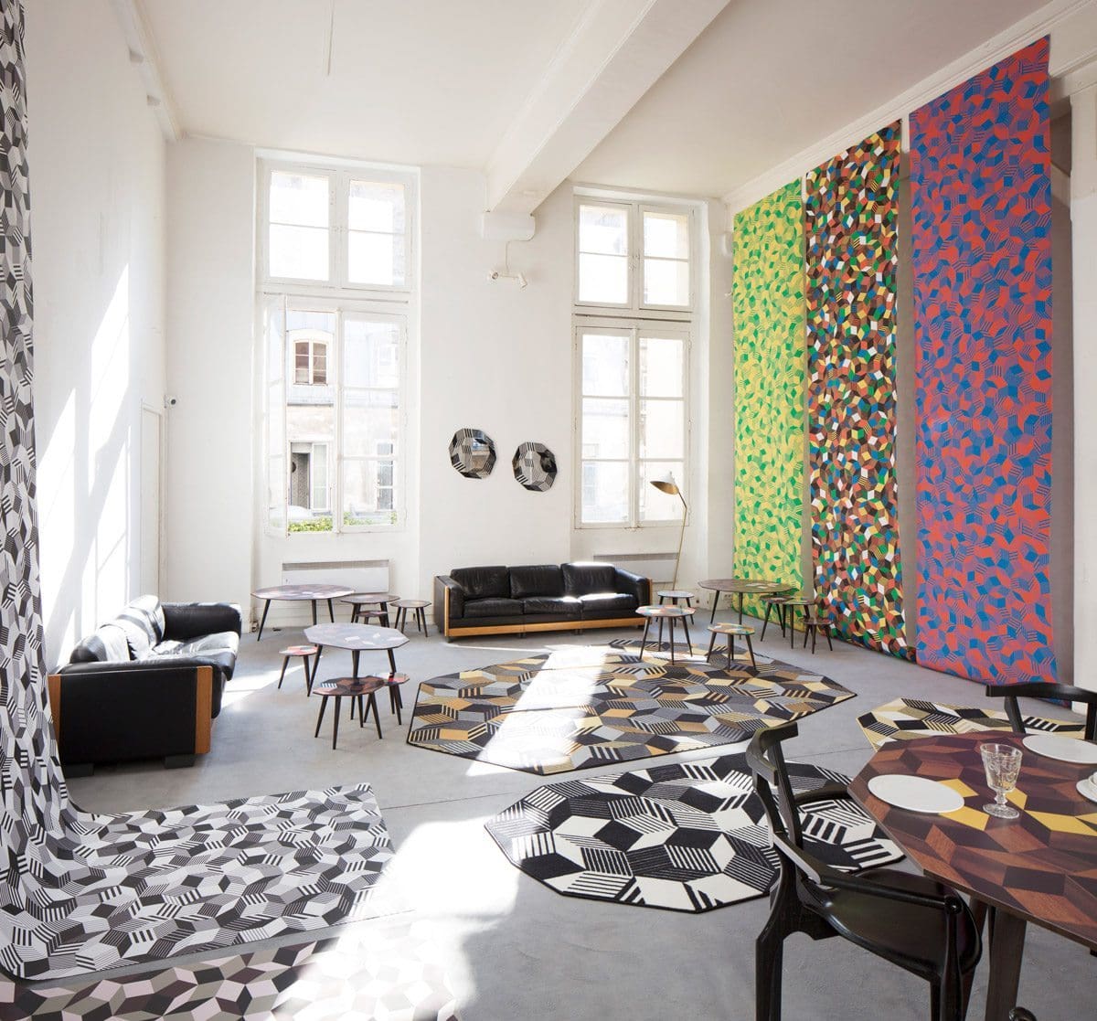 Exposition Penrose Project, Ich&Kar - Bazartherapy, Paris Design Week 2015, installation monumental de papiers peints, tables et tapis design aux motifs géométriques, restaurant Le Derrière