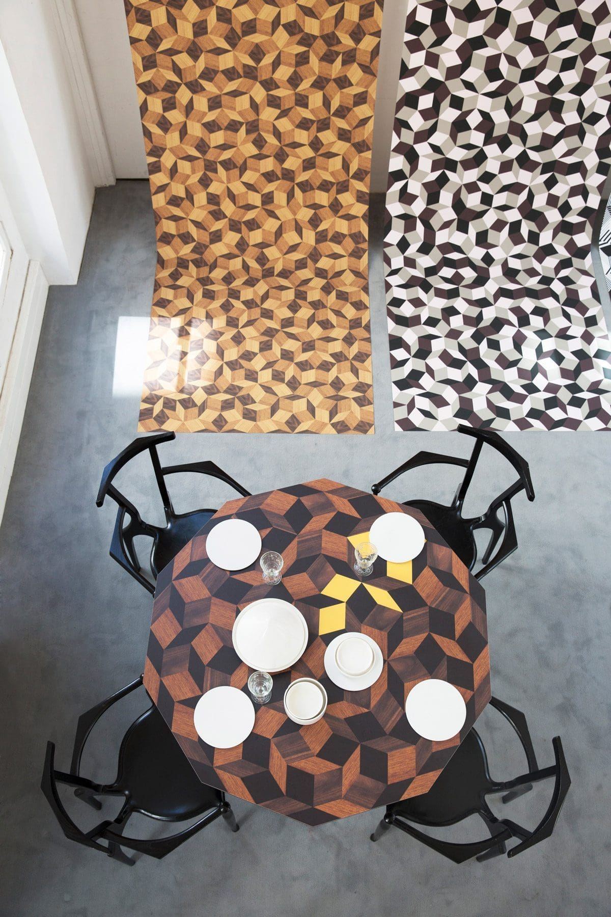 Exposition Penrose Project, Ich&Kar - Bazartherapy, Paris Design Week 2015, table à manger Summer Wood au motif géométrique, restaurant Le Derrière 