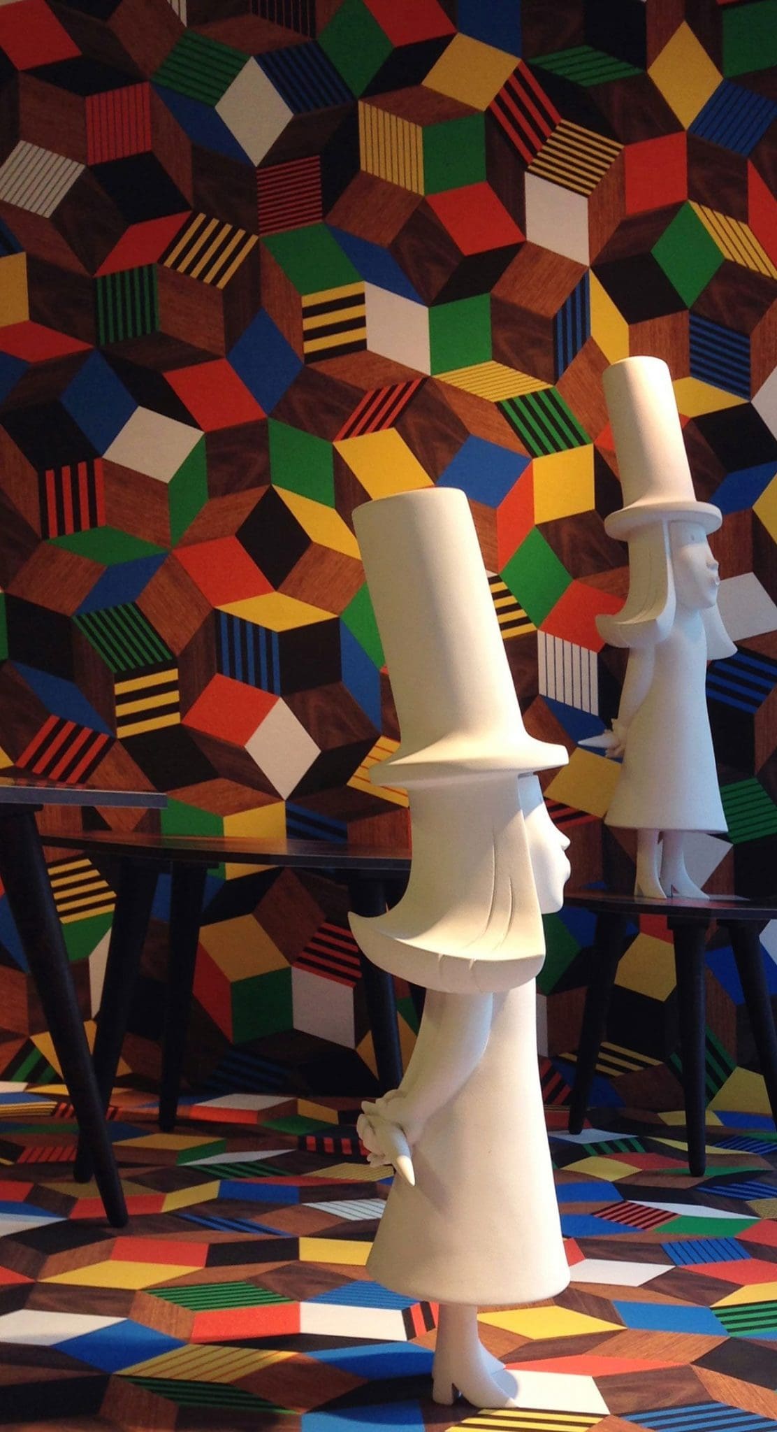 Pop up Penrose Project au 107 Rivoli, papier peint Penrose Crazy Wood et la fille de Monsieur Chapeau d'Ich&Kar