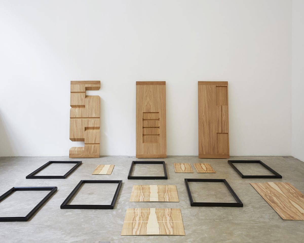 ich&kar guillaume buzin table d'exposition d'objets graphiques démontée