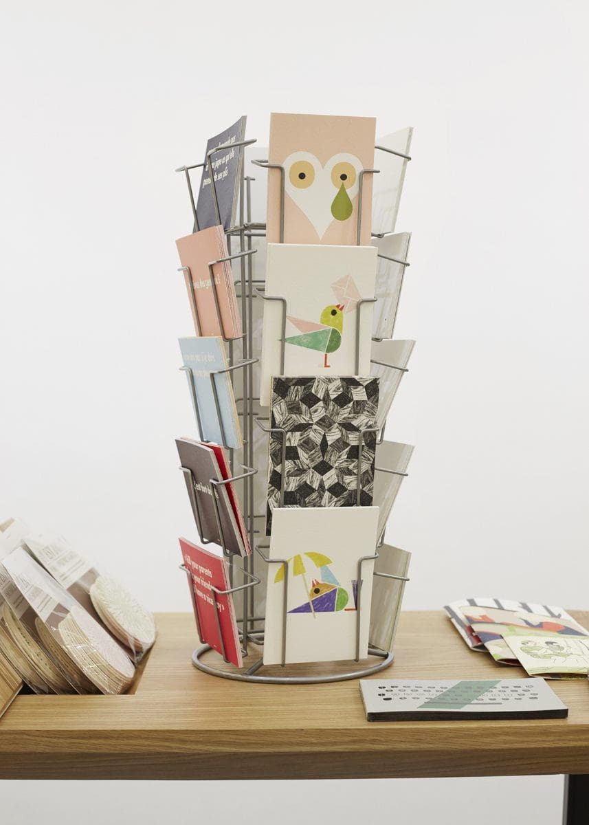 porte cartes postales Ich&Kar sur la table d'exposition de guillaume buzin aux d'days au pop-up store vivre design à la galerie joseph avec la carte touche du bois