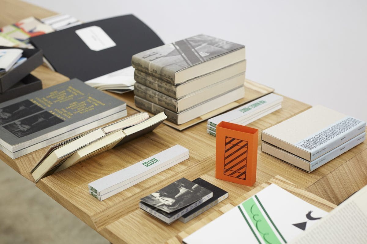 livres des éditions cent pages sur la table d'exposition de guillaume buzin aux d'days au pop-up store vivre design à la galerie joseph avec la carte touche du bois