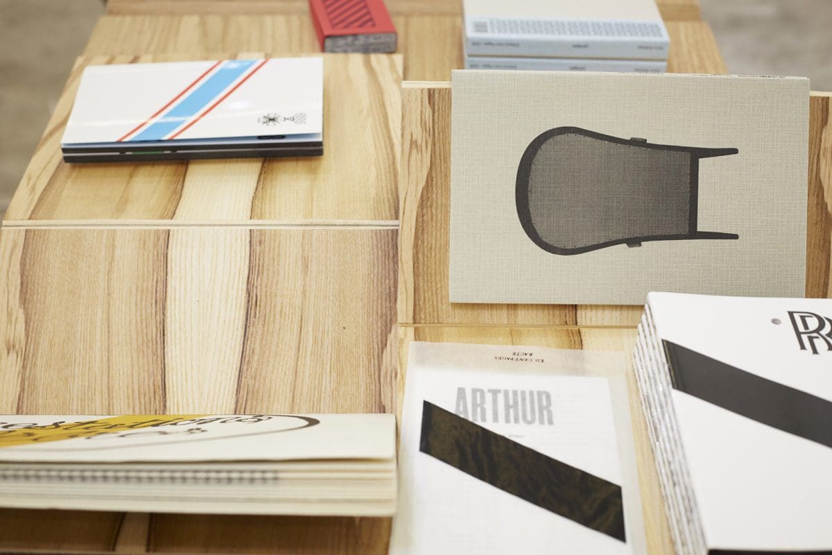 livres des éditions cent pages sur la table d'exposition de guillaume buzin aux d'days au pop-up store vivre design à la galerie joseph avec la carte touche du bois