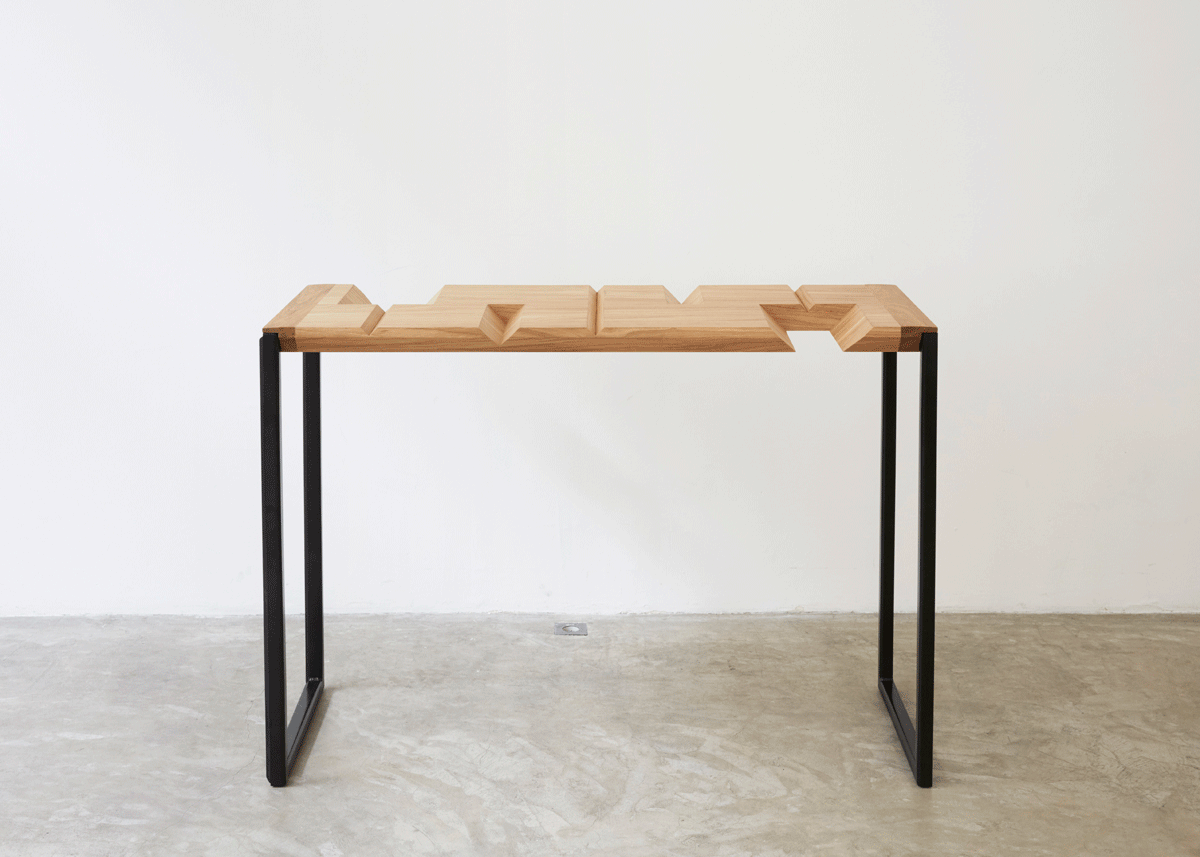 Ich&Kar guillaume buzin montage table d'exposition d'objets graphiques avec les livres des éditions 100 pages