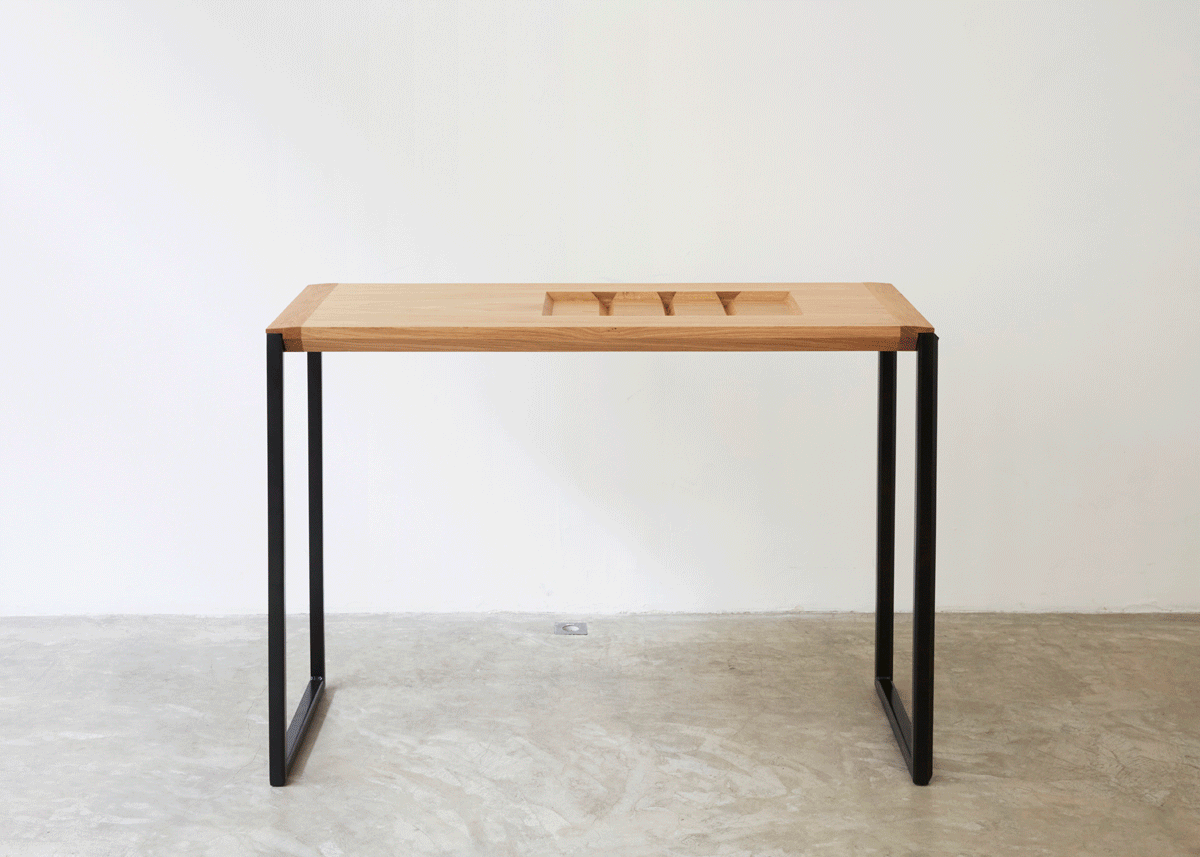 Ich&Kar guillaume buzin montage table d'exposition d'objets graphiques avec les livres des éditions 100 pages et des cartes postales