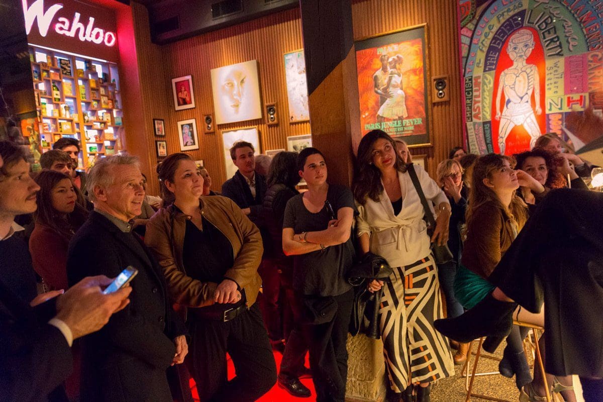 Andy wahloo, le public de l' Andy Cocktail Party écoute la lecture d'andy wahloo la coupe est pleine de christian Perrot par Karine Viard