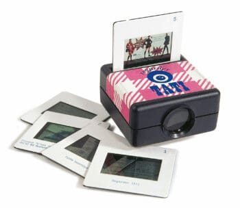 IchetKar habille graphiquement une visionneuse à diapo pour la marque Tati, grande enseigne française. Motif à carreaux rose et logo bleu