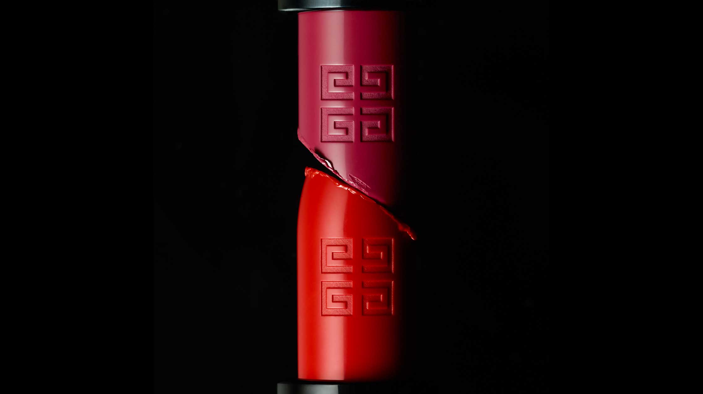 Le logo Givenchy dessiné par Ich&Kar en 200 orne les raisins de rouge a lèvres de la marque de luxe
