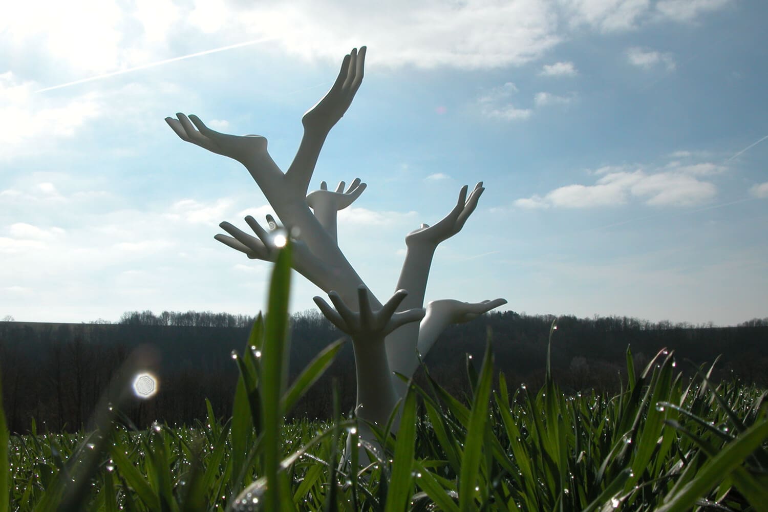 La sculpture arbre a main d'Ich&Kar, créée pour l'exposition à la galerie Anatome à Paris
