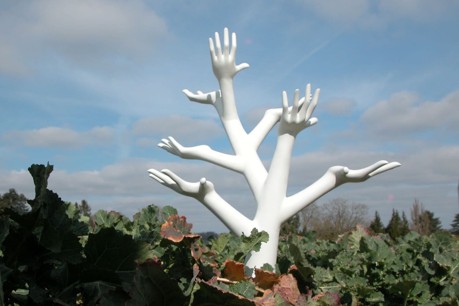 La sculpture arbre a main d'Ich&Kar, créée pour l'exposition à la galerie Anatome à Paris