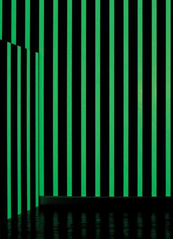 Phosphowall, Ichetkar conçoit une collection de papier peint à encre phosphorescente qui s’alimente de la lumière naturelle ou artificielle. Ici Stripe un papier peint a rayure.