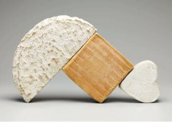 Photo de Tania et Vincent, Ich&Kar confie Aux trois fromages. Les fromages deviennent équilibristes, créant des architectures colorées et texturées.