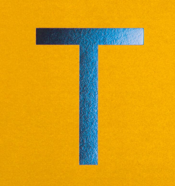 le T devient monogramme. Une alliance subtile orchestrée par Ich&Kar pour une expérience culinaire raffinée.