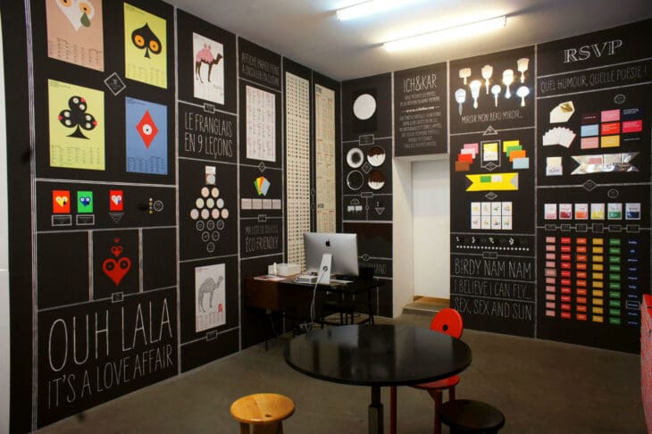 Ich&Kar expose ses œuvres emblématiques à la galerie SometimeStudio, plongeant dans son univers ludique au cœur du Marais.