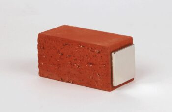 Ichetkar dessine Magnet Brique: Porte manteau, porte sac, repose clé, placée au gré de nos souhaits, parfait pour une touche moderniste sur la porte blindée.