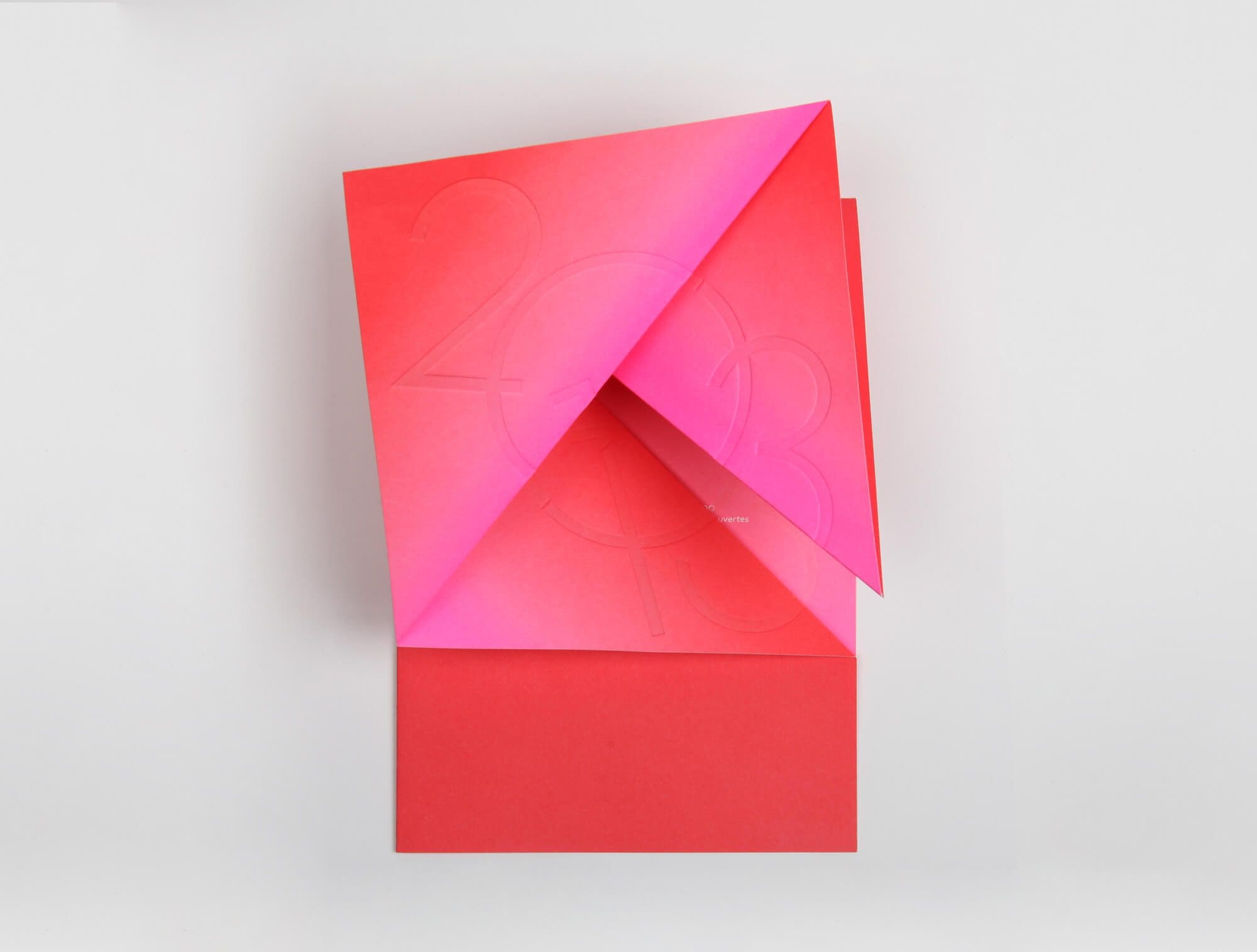 Ich&Kar signe la carte de vœux 2013 des arts Décoratifs, dégradé de couleur rose et rouge, origami et gaufrage pour une année colorée