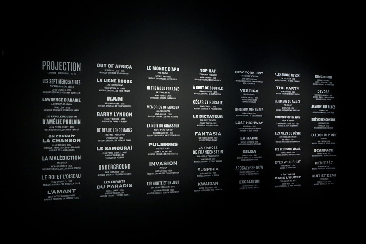 Exposition Musique & Cinéma à la cité de la musique, scenographisme, Clémence Farrell et Ich&Kar dessinent l’espace comme une Ambiance, un espace expressif, interactif, typographique et foisonnant liste projections