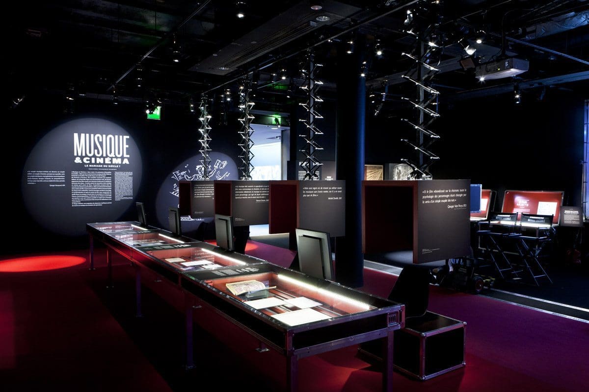 Exposition Musique & Cinéma, scenographisme, Clémence Farrell et Ich&Kar dessinent l’espace comme une Ambiance, un espace expressif, interactif, typographique et foisonnant.