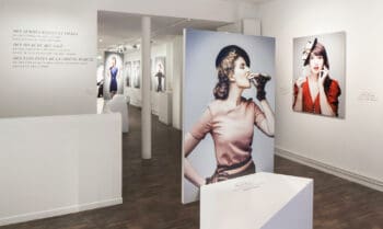 Plongez dans l'univers décomplexé des amatrices de fromage. Expo photo féminine signée Thomas Laisné, scénographie par Ich&Kar.