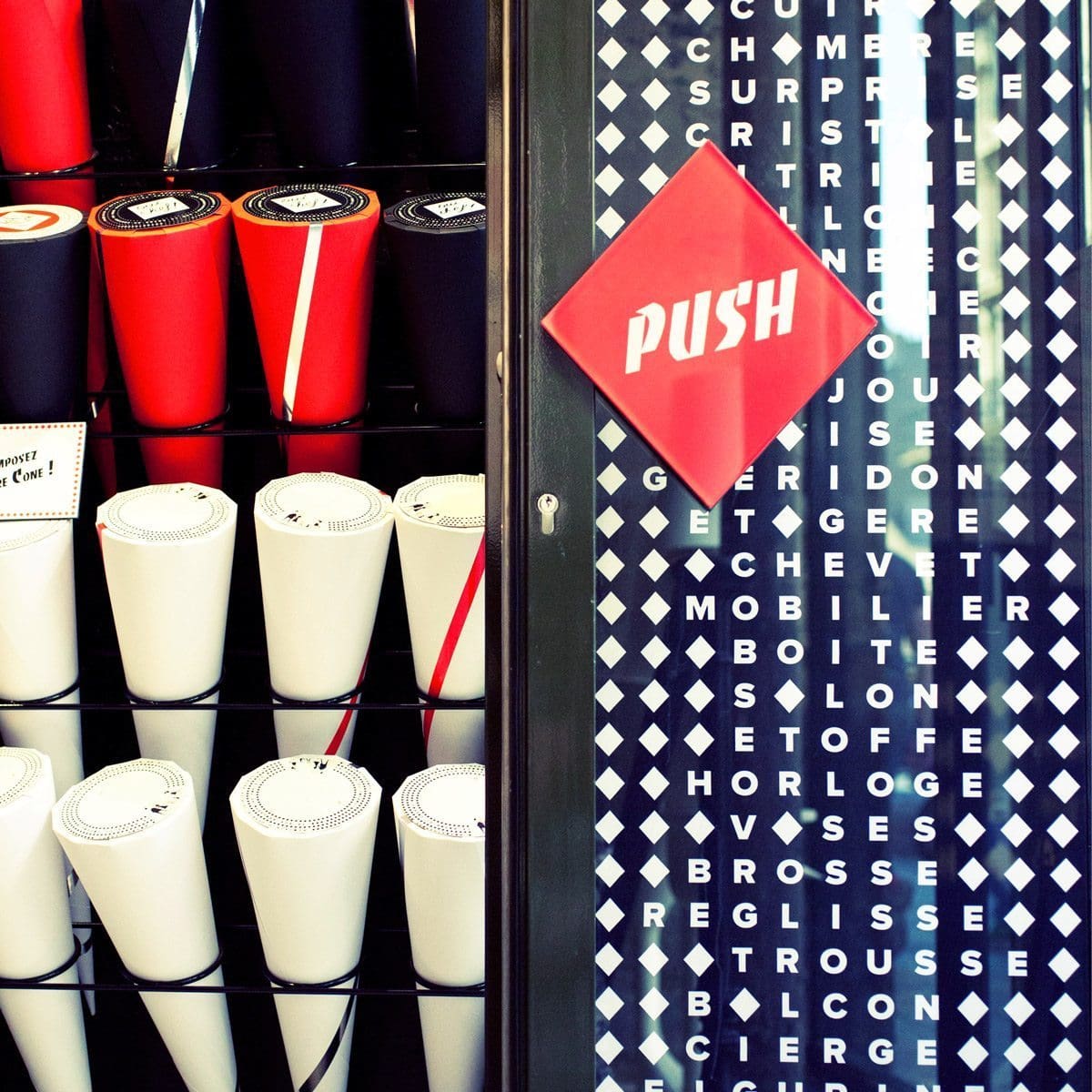 Pochettes surprise en forme de cônes dans la boutique Bazartherapy, design et identité visuelle par Ich&Kar.