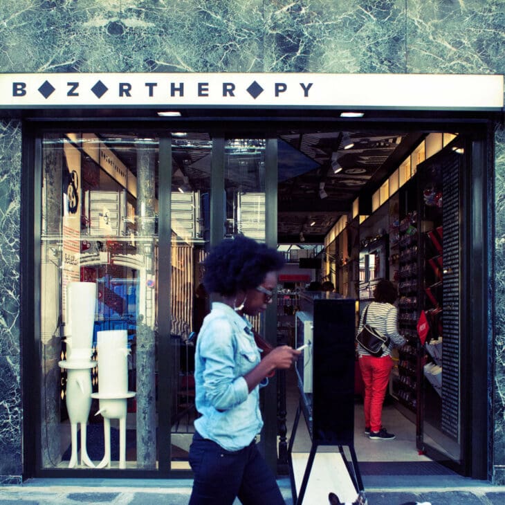 Bazartherapy confie son identité visuelle à Ich&Kar. Un bazar chic, un design élégant où se mêlent humour légèreté, et excellence.