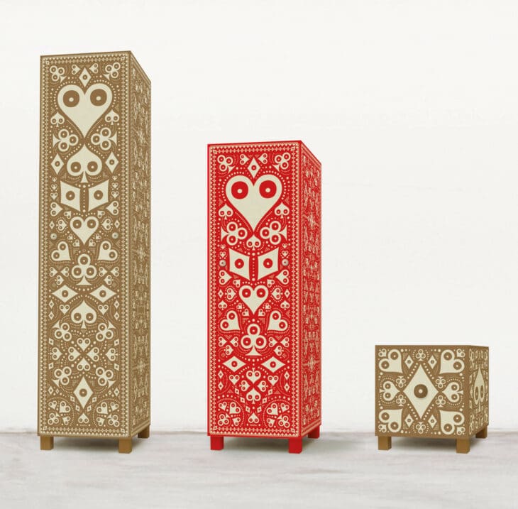 Pokerface, le motif iconique d' Ich&Kar habille des commodes pour Bazartherapy.