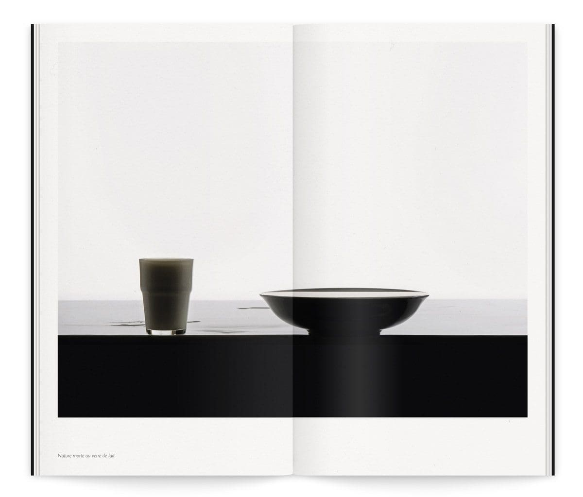 Catalogue de l'exposition Lac de Colombe Clier qui revisite des tableaux emblématiques de l’histoire de l’art en mettant en scène la puissance attractive et irrésistible du lait pour la Milk Factory, design Ich&Kar