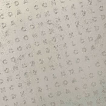 Motif pour concrete. Ich&Kar redéfinit l'identité visuelle de Concrete LCDA en domptant le béton avec finesse et élégance, démontrant une maîtrise remarquable.