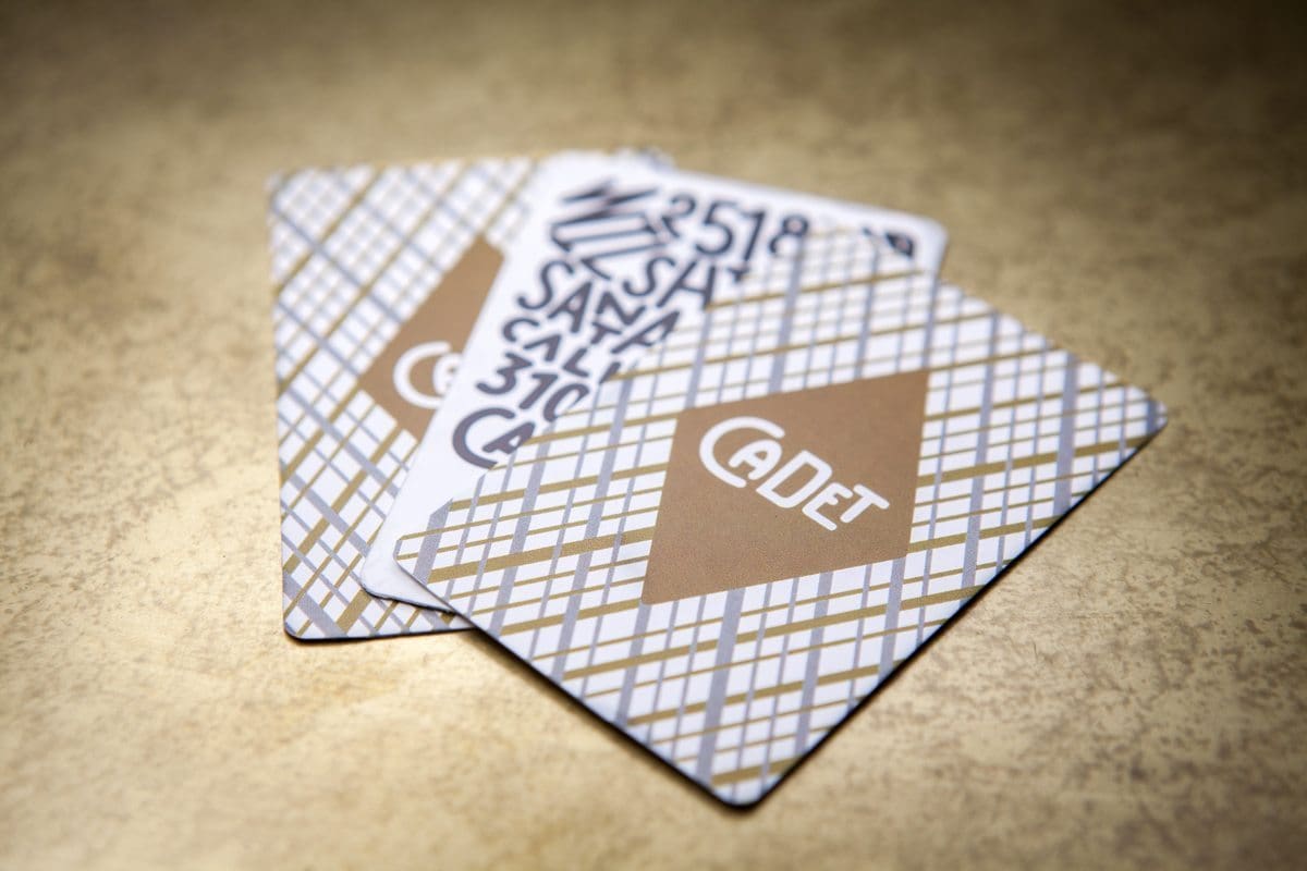 Cartes de visite du restaurant Cadet à Los Angeles. Des cartes qui ressemblent à des miniatures de cartes à jouer, imprimée d'or, de bronze et d'argent, les couleurs moirent élégamment coté pile, tandis que la typographie noire en relief danse coté face… Design Ich&Kar