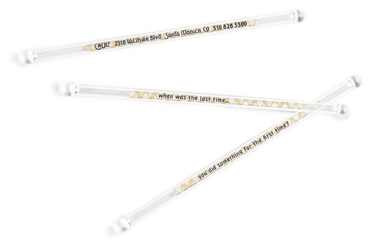 Touilleurs pour cocktails du restaurant Cadet de Santa Monica. Touilleurs littéraires avec des inscriptions de phrases et citations illustres autour de l'alcool. Design ichetkar