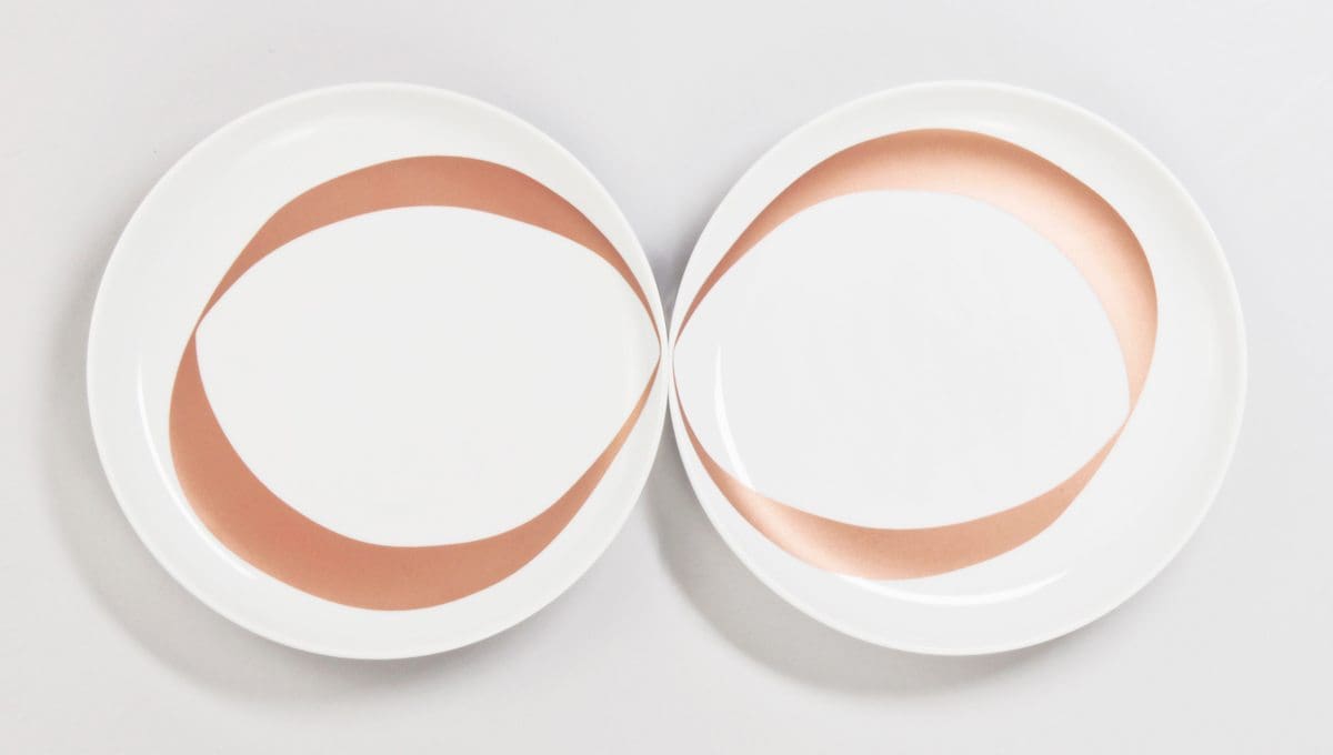 Assiettes infini : Chaque assiette blanche est ornée d'un anneaux cuivré. Mises côte à côte, cela donne un dessin de Ruban de Moebuis. Symbole de l'amour à l'infini. Assiettes à desserts pour amoureux. Produits crées pour la DesignerBox 21 par Ich&Kar