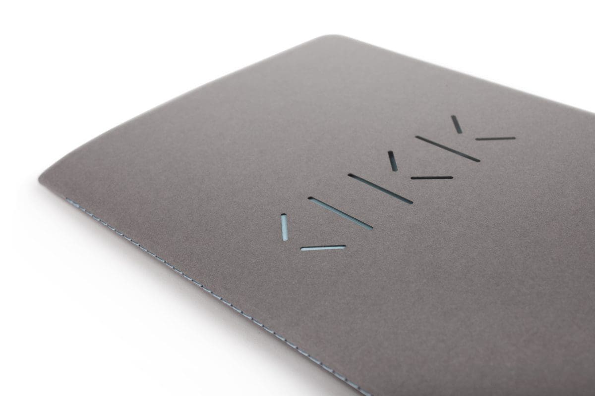 Carnet cousus d'Annabel Karim Kassar, la couverture perforée dévoile le logo