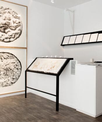 Ich&Kar baptise l’exposition Milk Lab et signe une scénographie contemporaine. Un laboratoire moderne, graphique et utopique