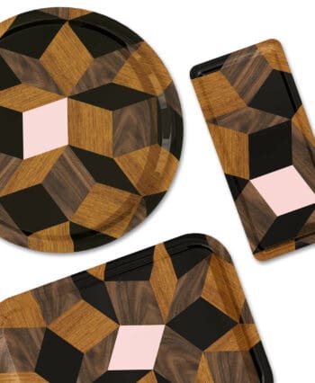 Les plateaux Penrose Springwood d'Ich&Kar réveillent vos tables d'un clin d'œil géométrique avec une marqueterie parsemée de losanges.