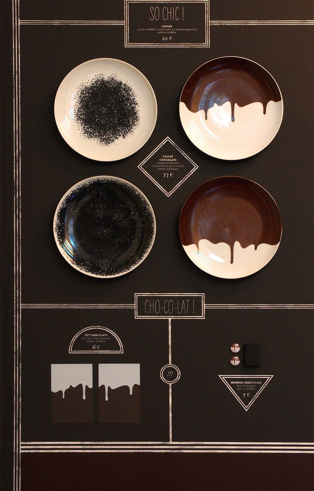 Les assiettes caviar et chocolate accroché au mur dans la galerie SometineStudio, scénographie IchetKar