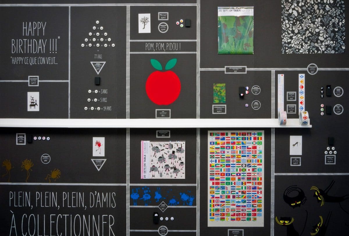 La scenographie d'IchetKar à la galerie SometimeStudio, papiers peints à case pour y mettre les produit dans toute la pièce