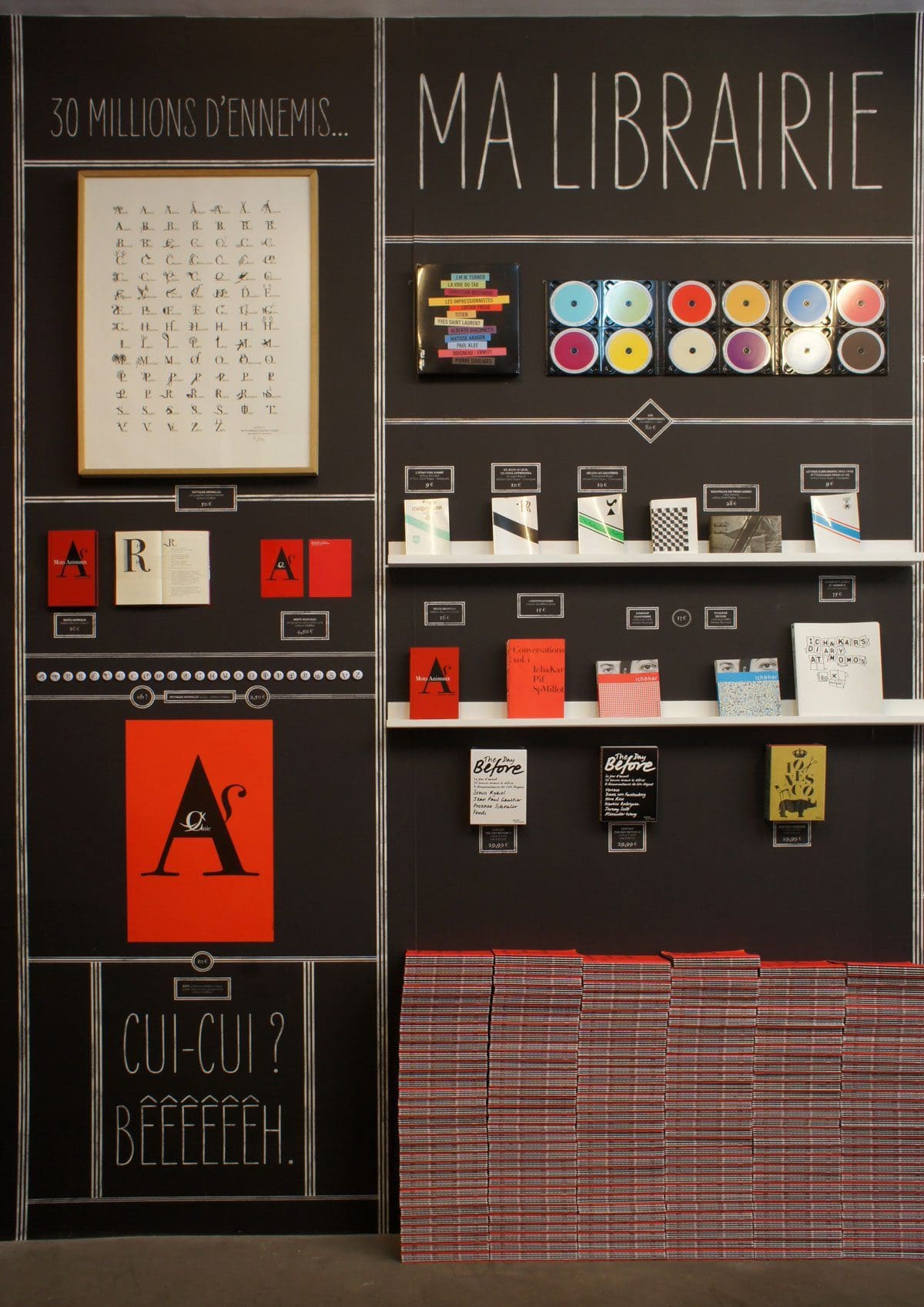 Le papier peint avec mots animaux, poster, badges, livres, une création IchetKar